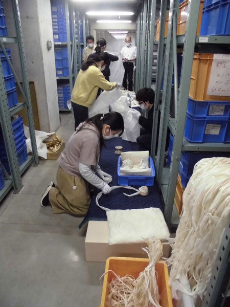 神戸市埋蔵文化財センターでの資料選択・梱包