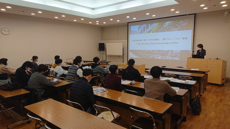 コンピュータ総合学園内で神戸ジューコムの歴史を学ぶ