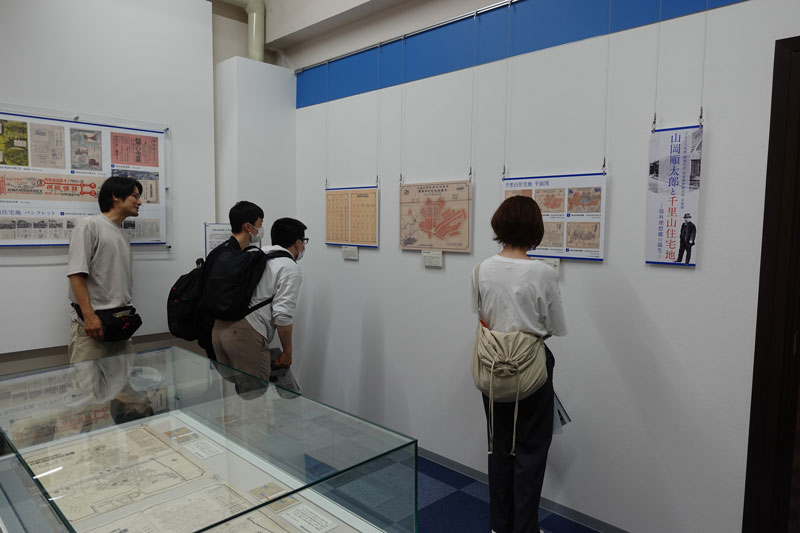 関西大学年史資料室の千里山住宅地に関する特別展を見学