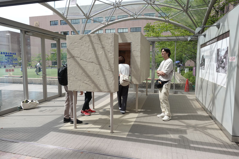 関西大学博物館の高松塚古墳に関する屋外展示施設を見学 