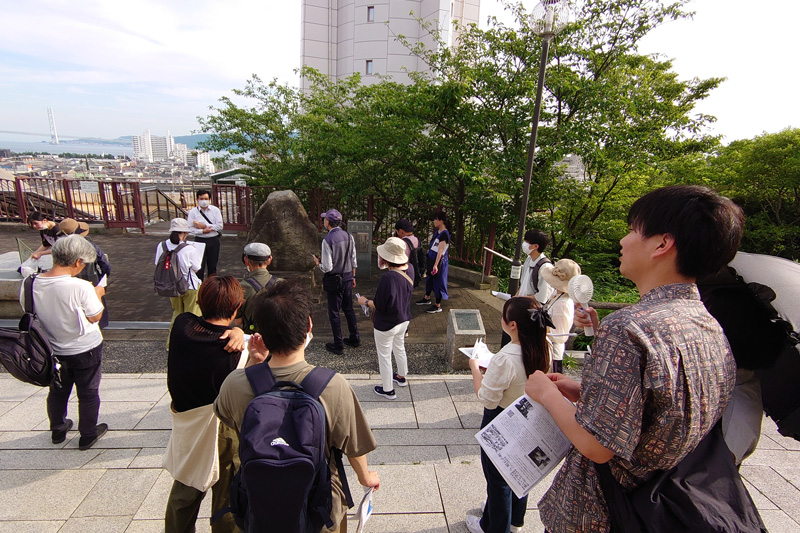 中村准教授が柿本神社前に立つ芭蕉句碑について説明 