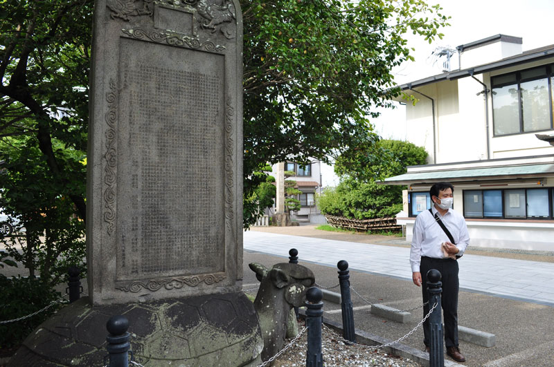 中村准教授が柿本神社に立つ「亀の碑」について説明 