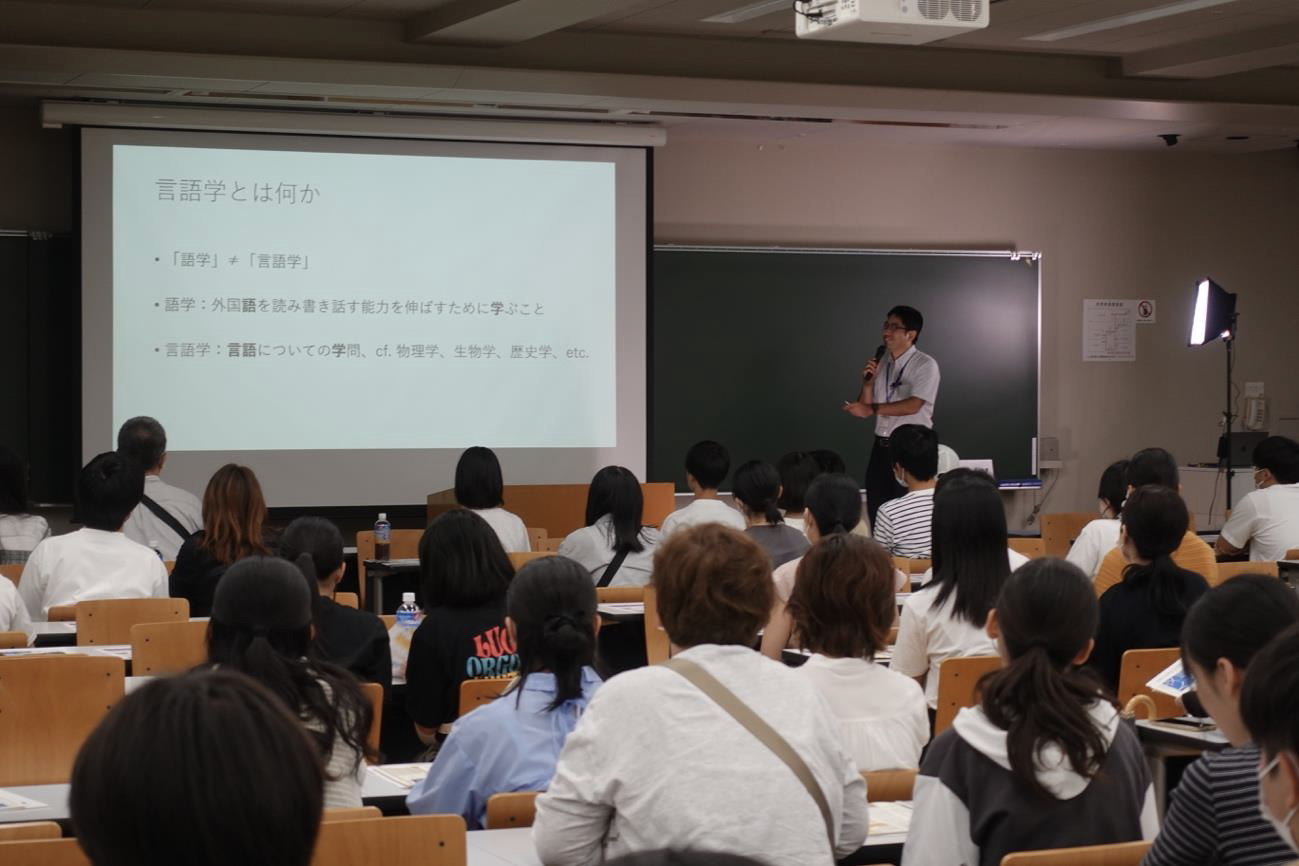 二日目のミニ講義は、服部亮祐准教授によるミニ講義「「言語学」とは何か」