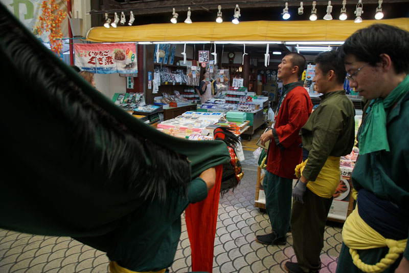 魚の棚商店街で町回り奉納する大蔵谷獅子舞保存会の演舞を見学