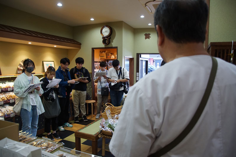 本町通り商店街の老舗煎餅店で聞き取り調査