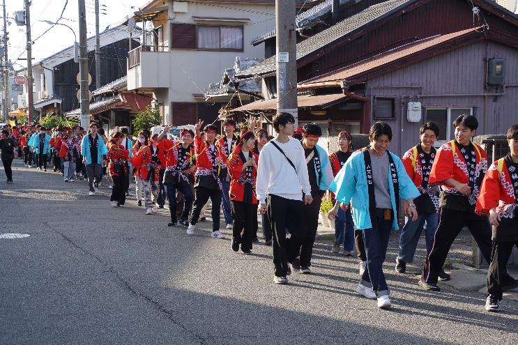 どこまでも学生たちが続く旧街道(矢嶋巌撮影)