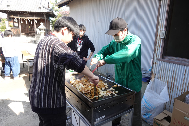 学生が試食用の焼きそばを調理