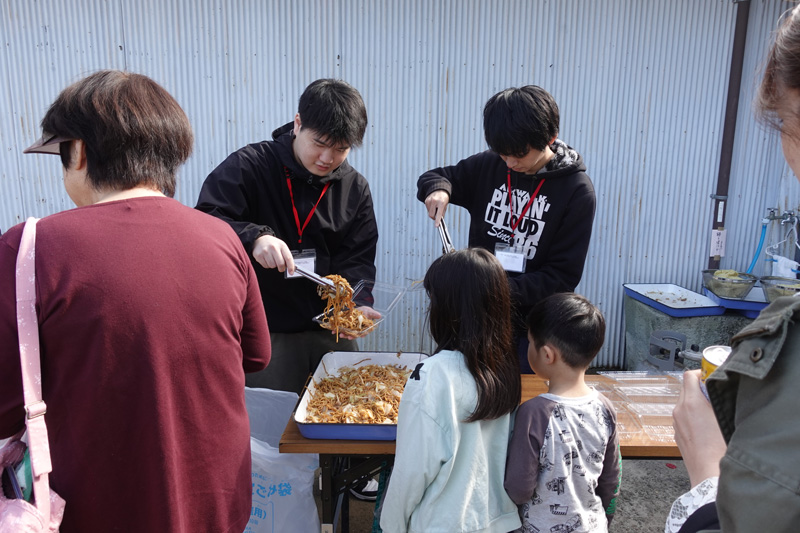 子どもたちの熱い視線のなか、焼きそばをパック