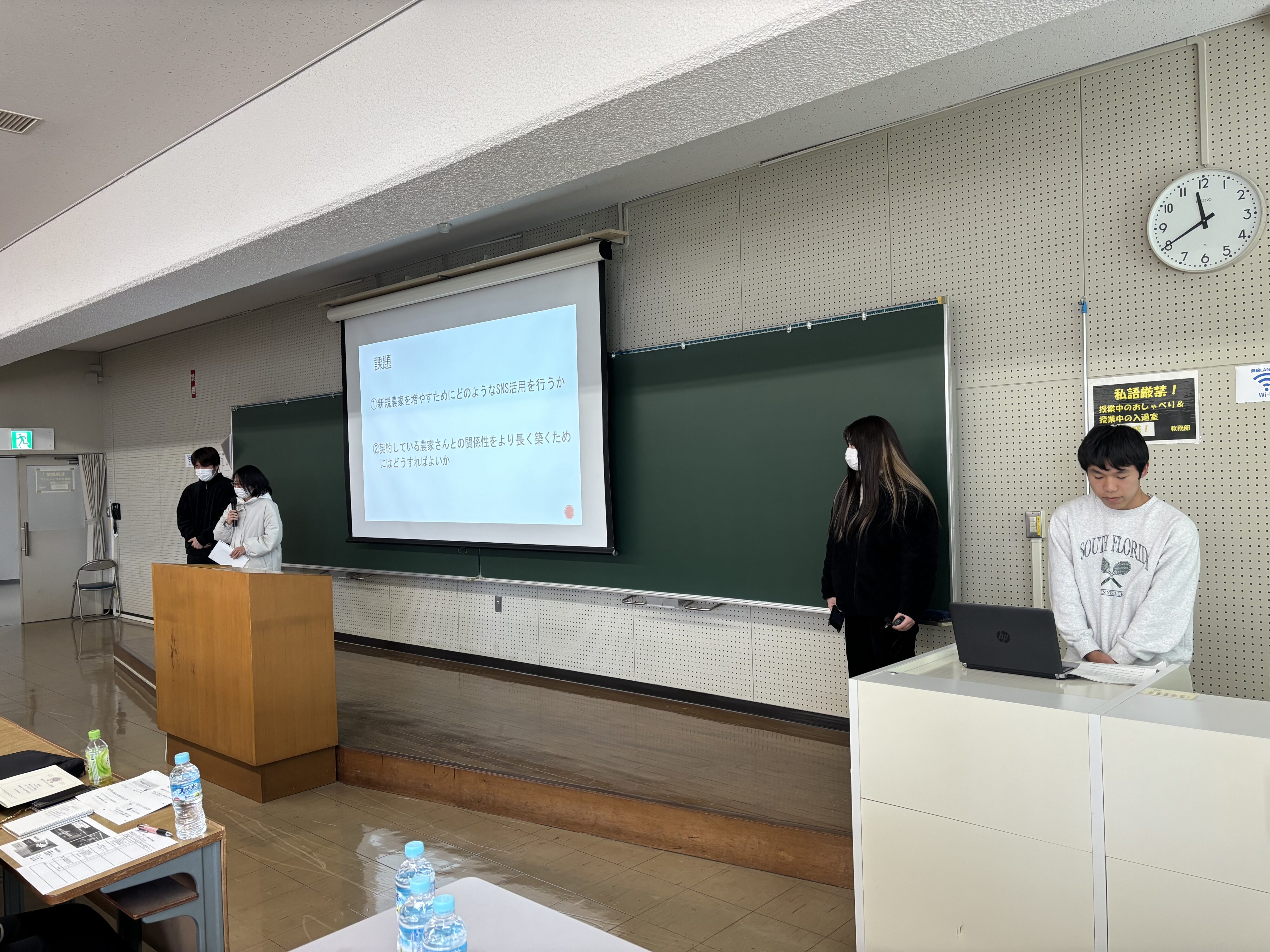 ブレストの発表を行う学生