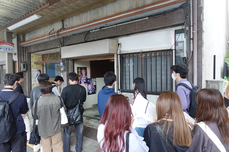 本町通り商店街では、三白館で開催されている大衆演劇のポスターが見られました