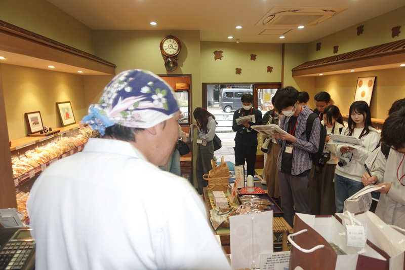 本町通り商店街の老舗煎餅店で聞き取り調査をしました