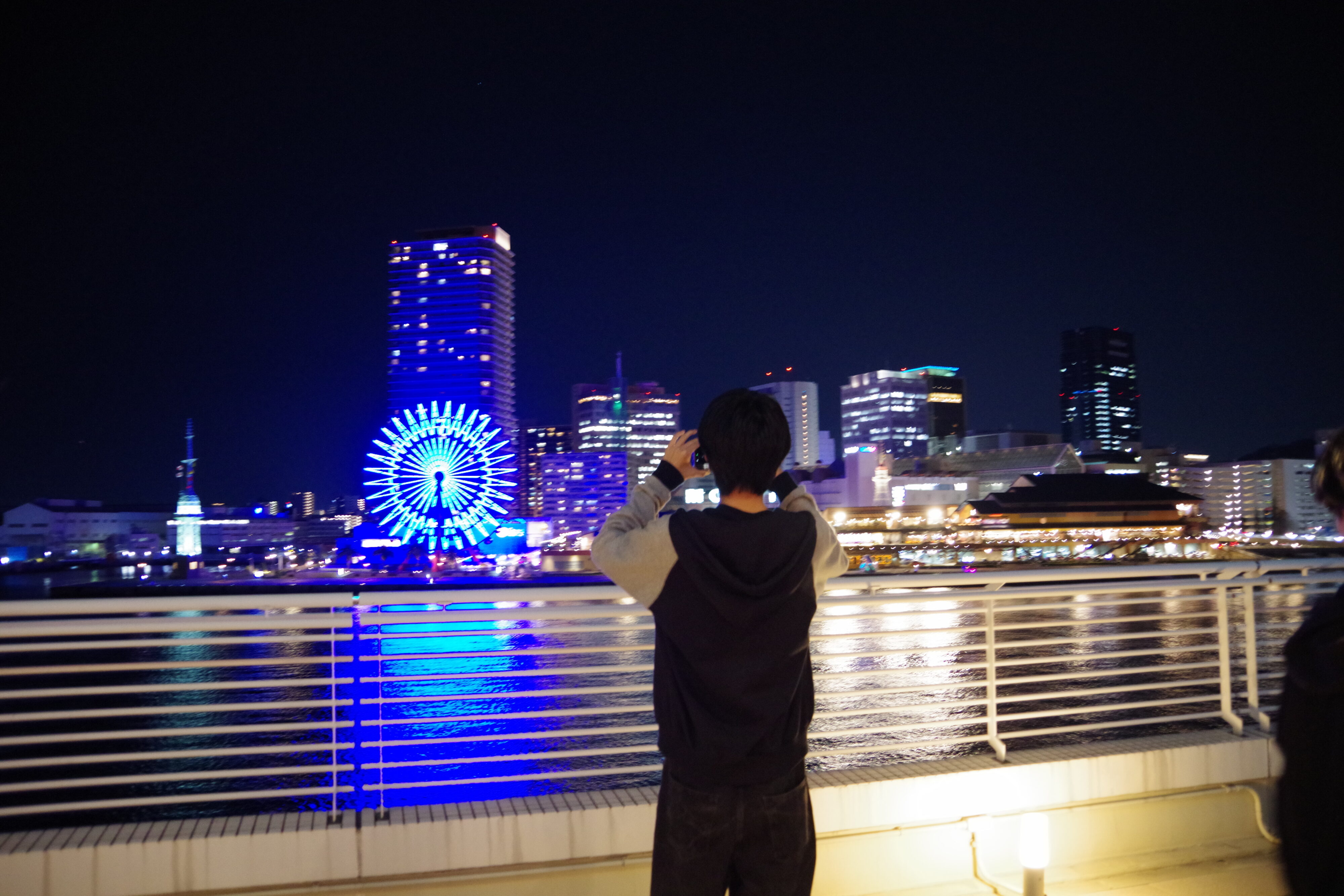 神戸の夜景を撮影する新入生