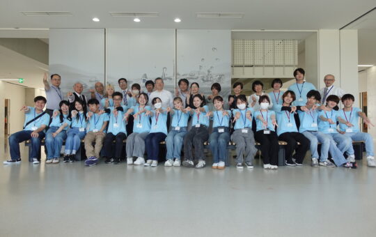 6月オープンキャンパスに参加した学生イベントスタッフと教員の集合写真です。