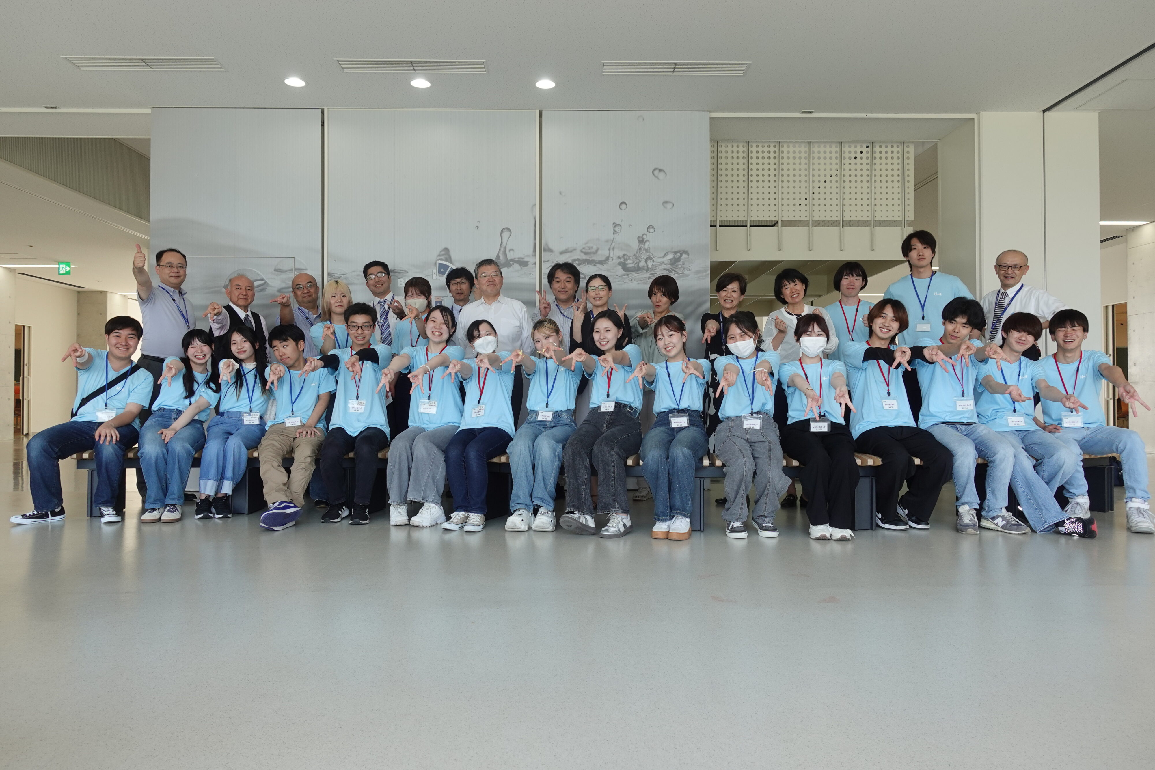 6月オープンキャンパスに参加した学生イベントスタッフと教員の集合写真です。