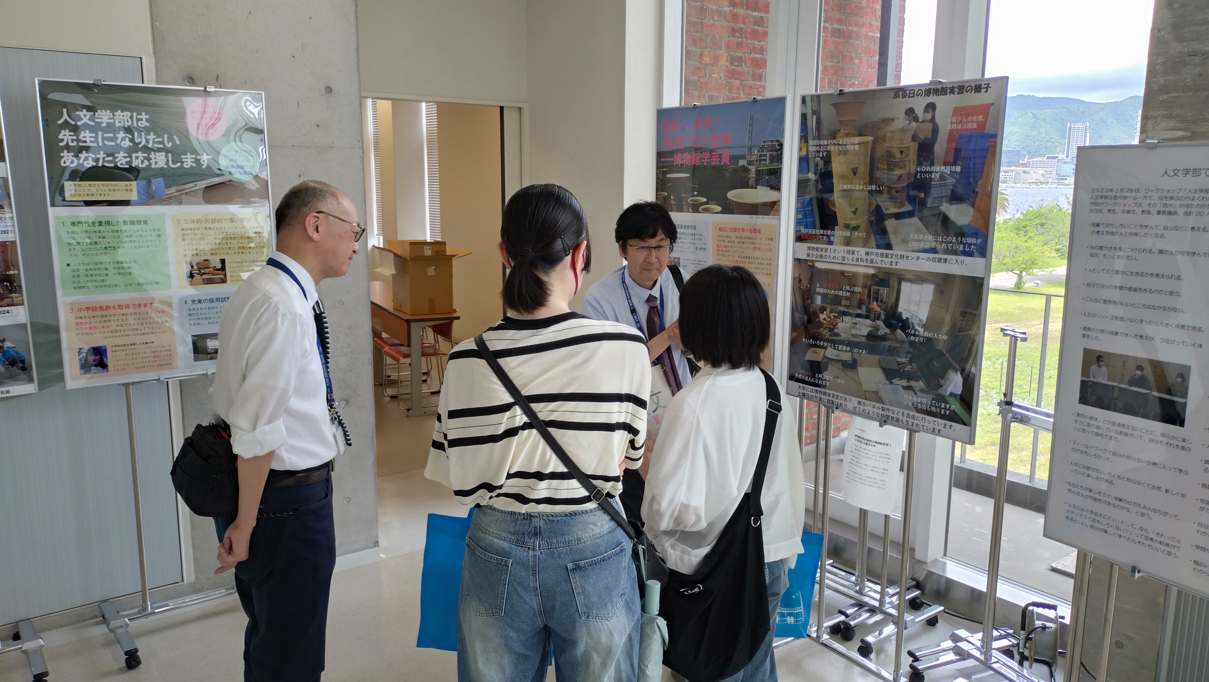 博物館学芸員課程のパネル展示で川上先生が解説しています。 