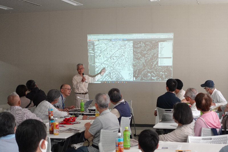 有瀬生まれの花農家である八木清豪氏による花栽培や漆山や朝霧川についての話は参加者からの強い関心を集めました
