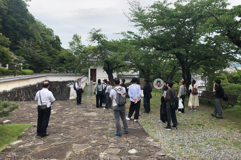 龍野高等女学校跡の記念碑から城跡が近代に公共用地化されたことを理解しました