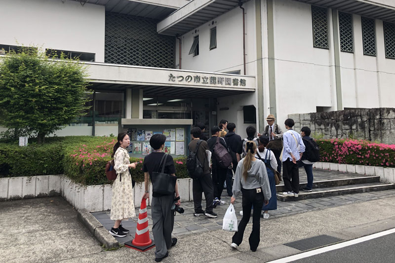 たつの市立龍野図書館では郷土書コーナーを見学しました