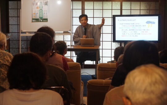 中村健史准教授が「稲光 稲妻 やむことなし―稲爪大明神の物語―」と題して講演を行う様子