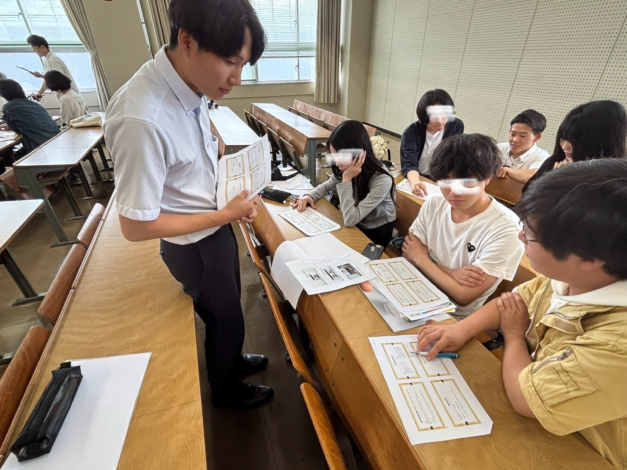 ヨドプレ(株)の人文学部OBから説明を受ける学生たち