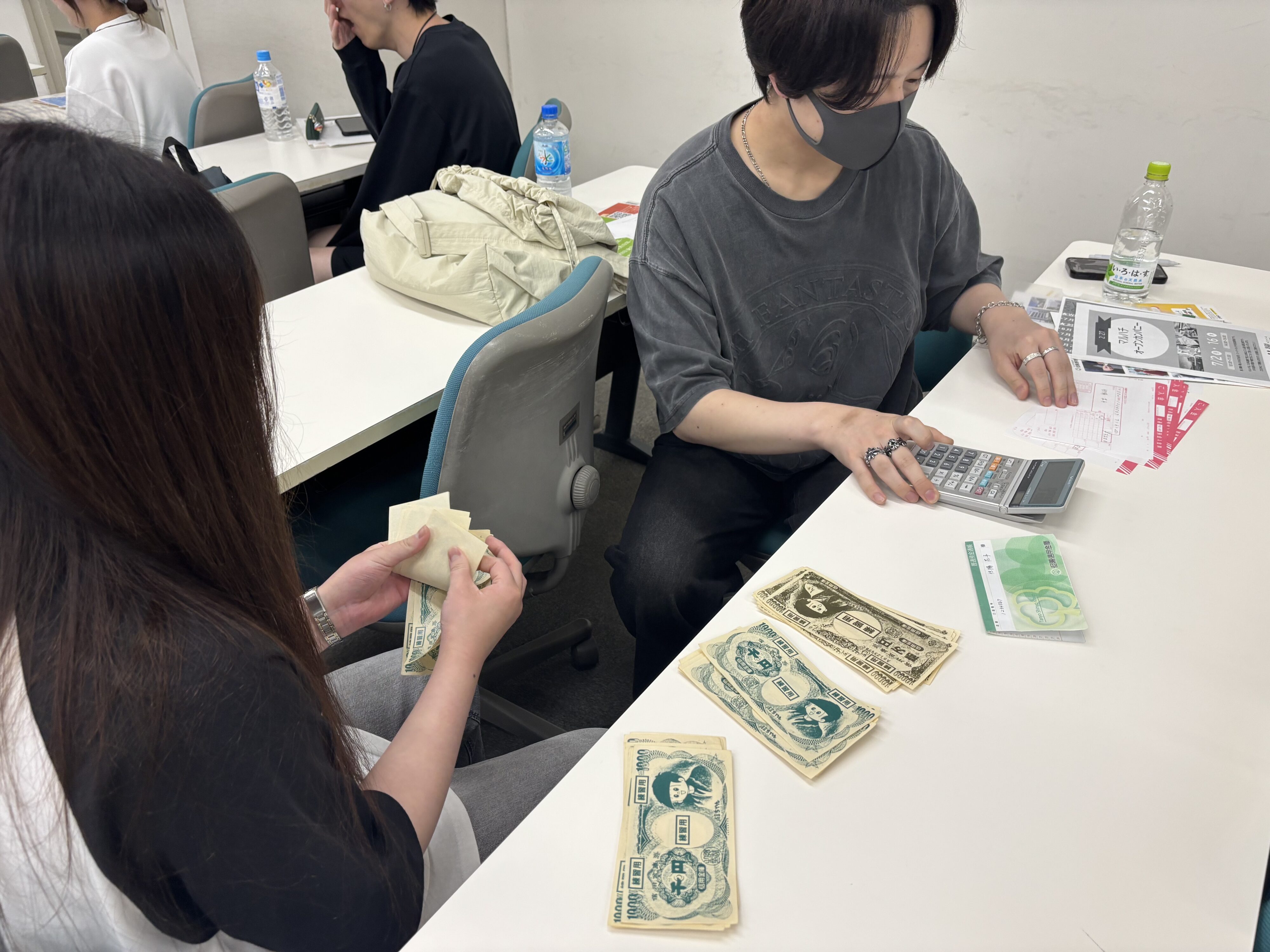 但陽信用金庫の伝票処理を経験する学生