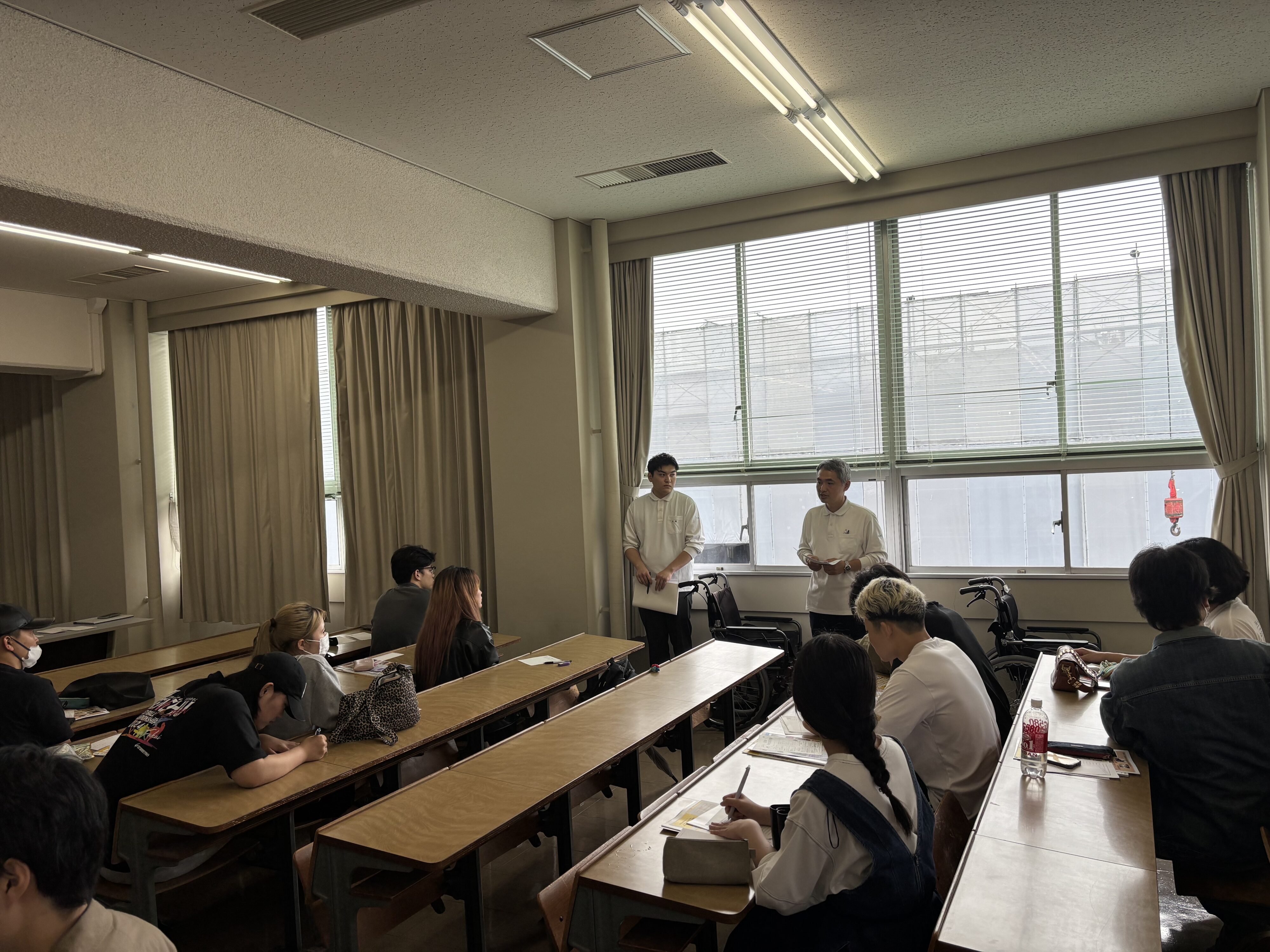 車椅子とともに語る三幸福祉会の部長とOB
