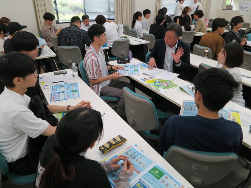 グループごとに意見交換を行う経営者と学生