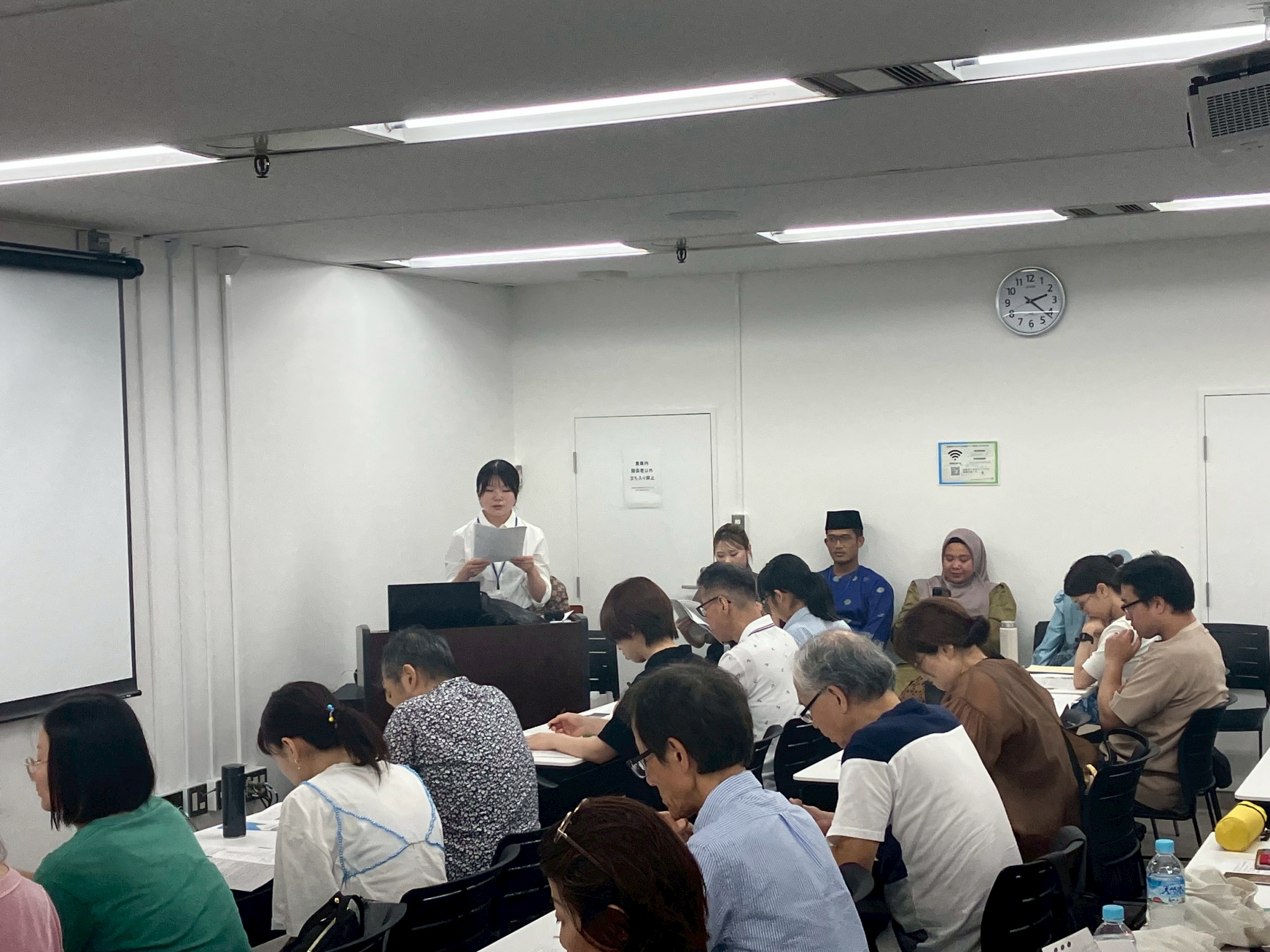 研究発表をする人文学部4回生井上まどかさん