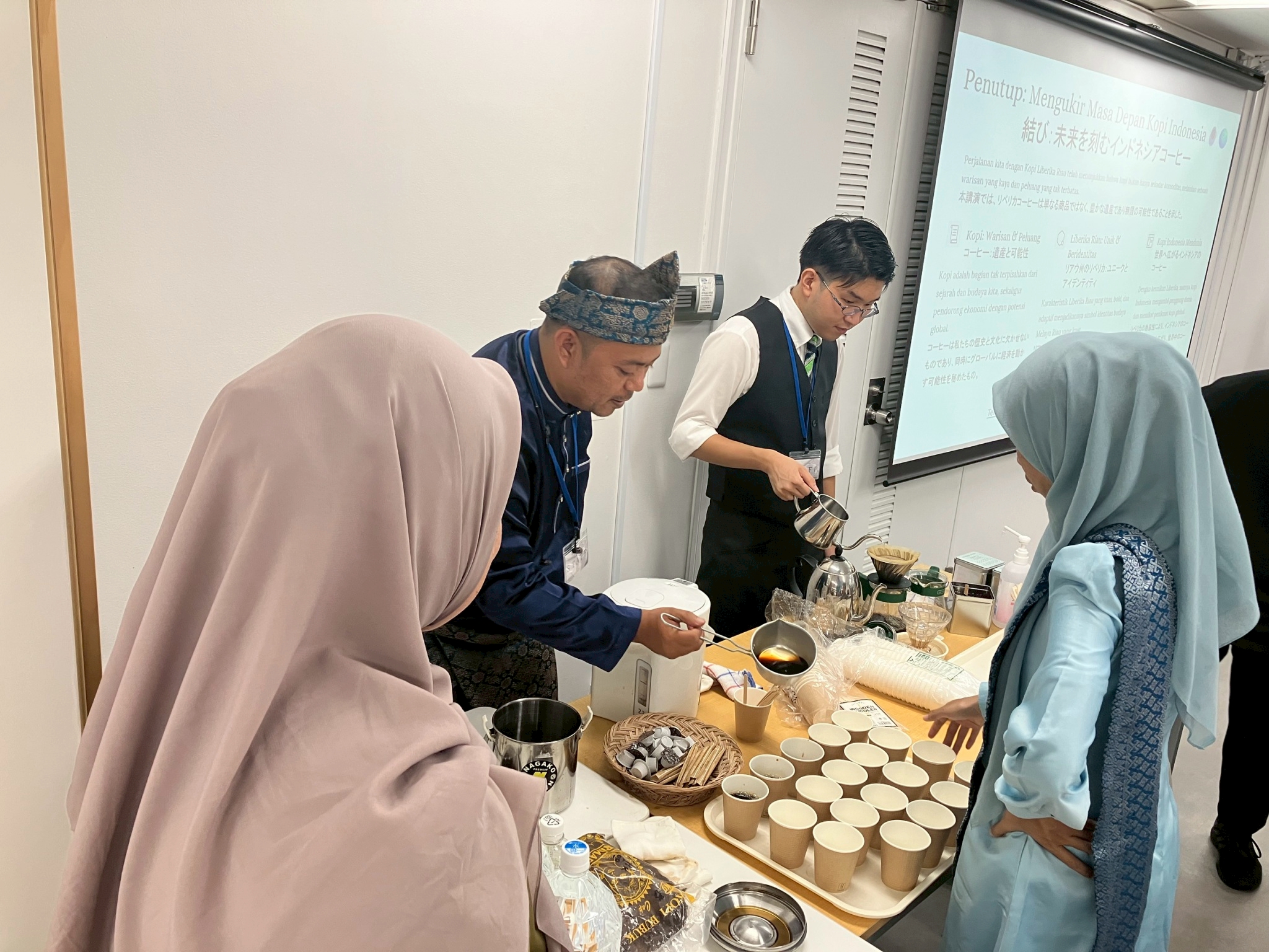コーヒーを淹れる人文学部3回生の大杉俊介さん
