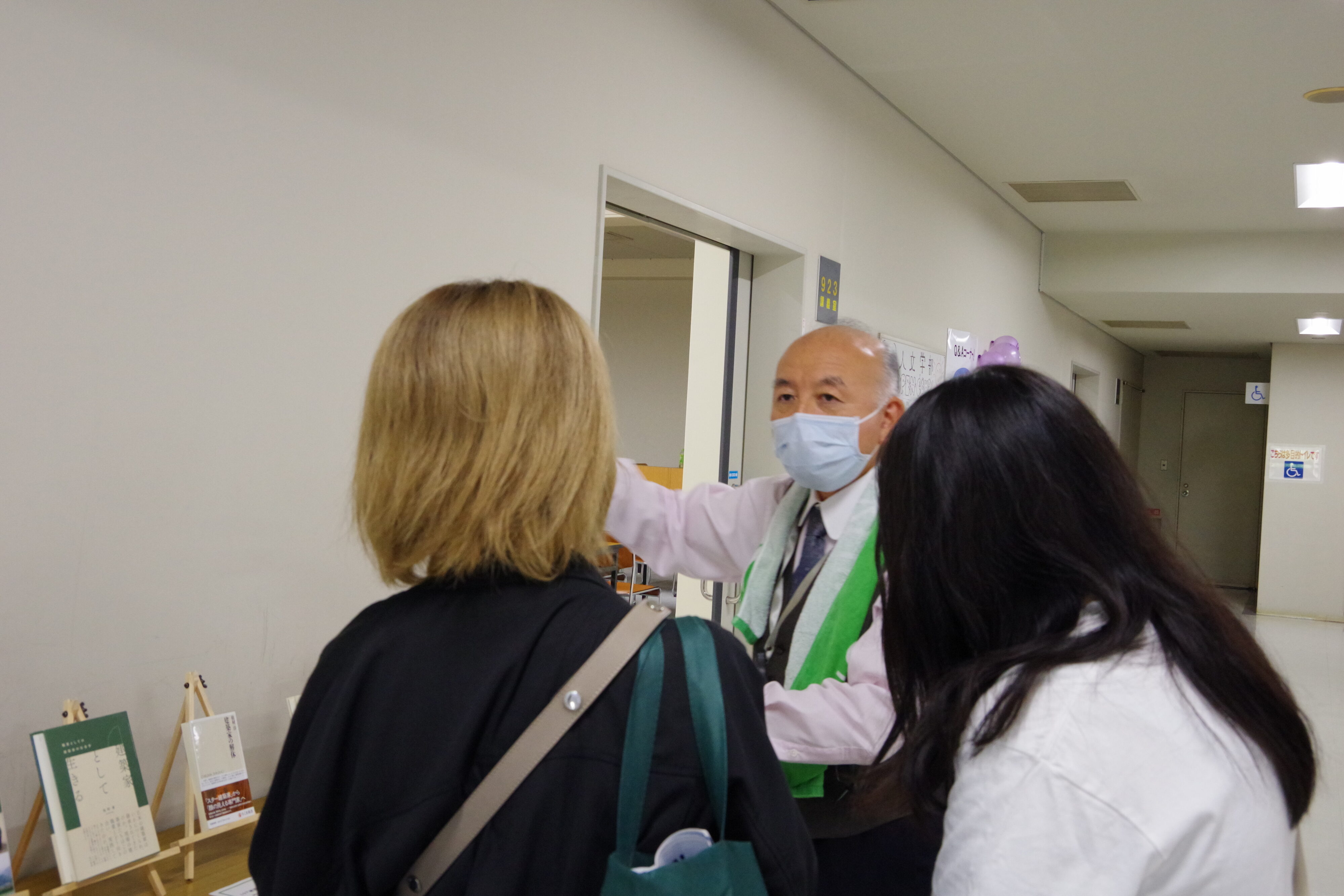 教員著書コーナーでは、チベット史研究の大原先生が説明をしていました