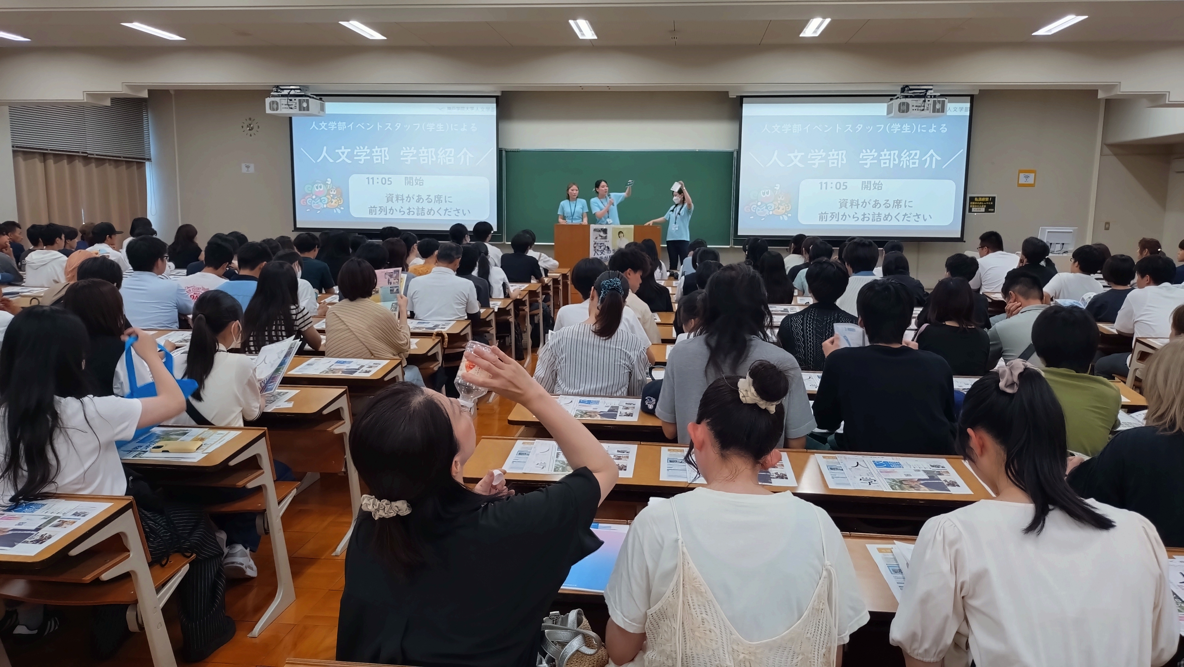 イベントスタッフの学生たちによる学部紹介が行われました 
