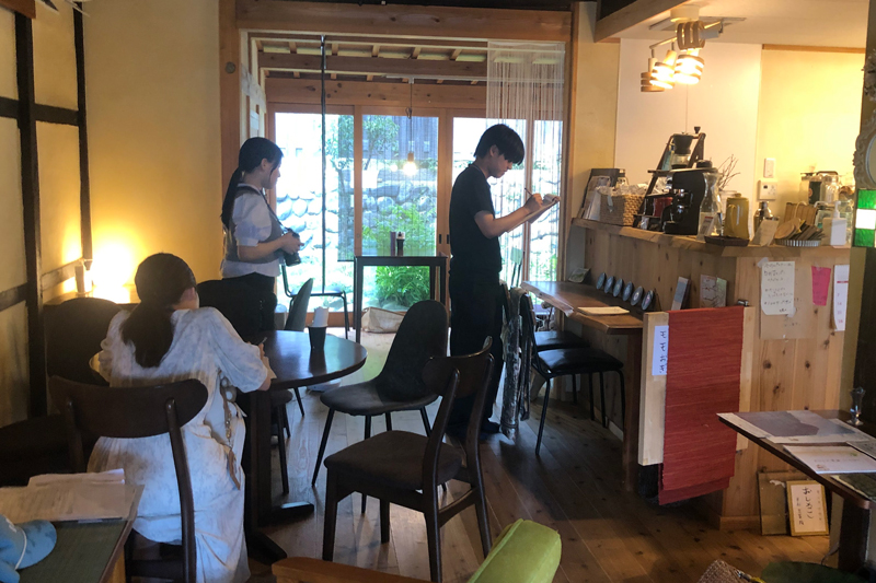 古民家カフェの店主に聞き取り調査をするA地区班(三葉龍祐さん撮影)