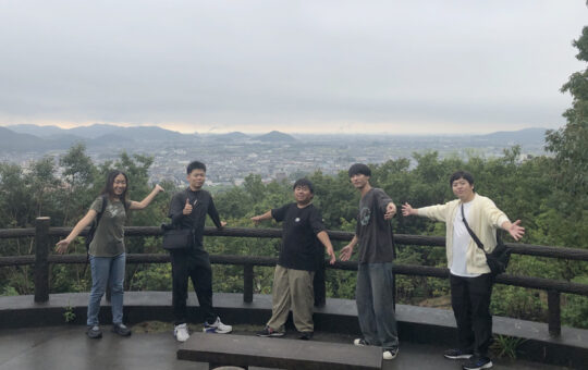 D・E地区合同班が野見宿禰神社参道の龍野公園展望台でロケ撮影をしました（大学院生三葉龍祐さん撮影）