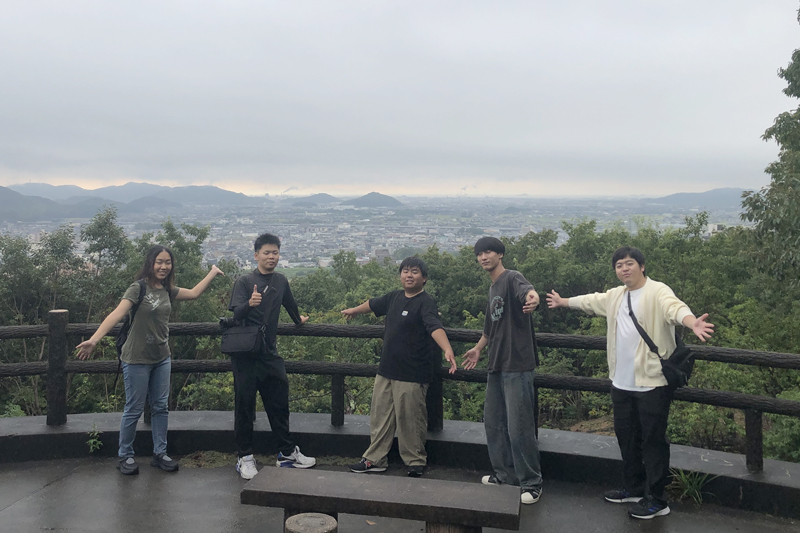D・E地区合同班が野見宿禰神社参道の龍野公園展望台でロケ撮影をしました(大学院生三葉龍祐さん撮影)