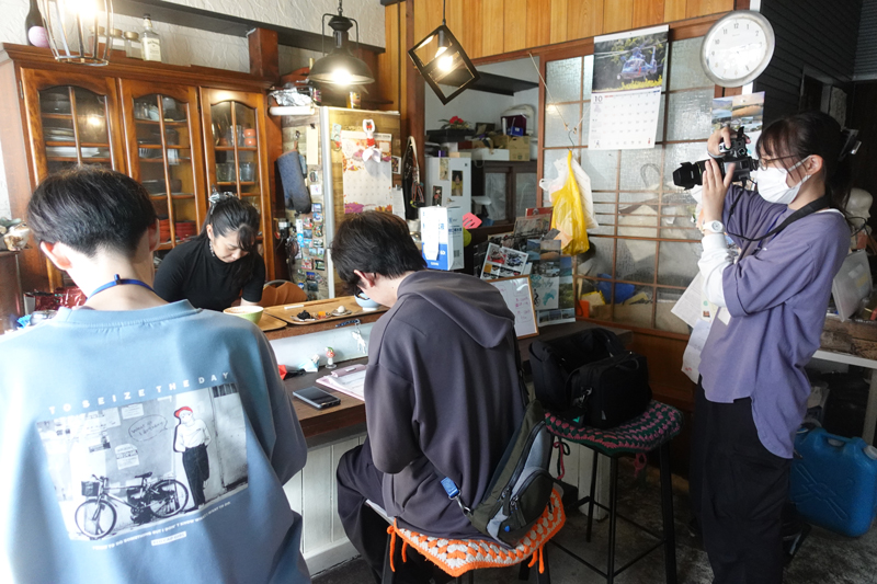 B地区班がカフェ店主に聞き取り調査をしました