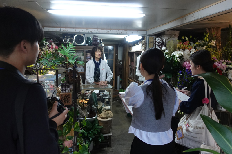 A地区班がフラワーショップ店主に聞き取り調査をしました