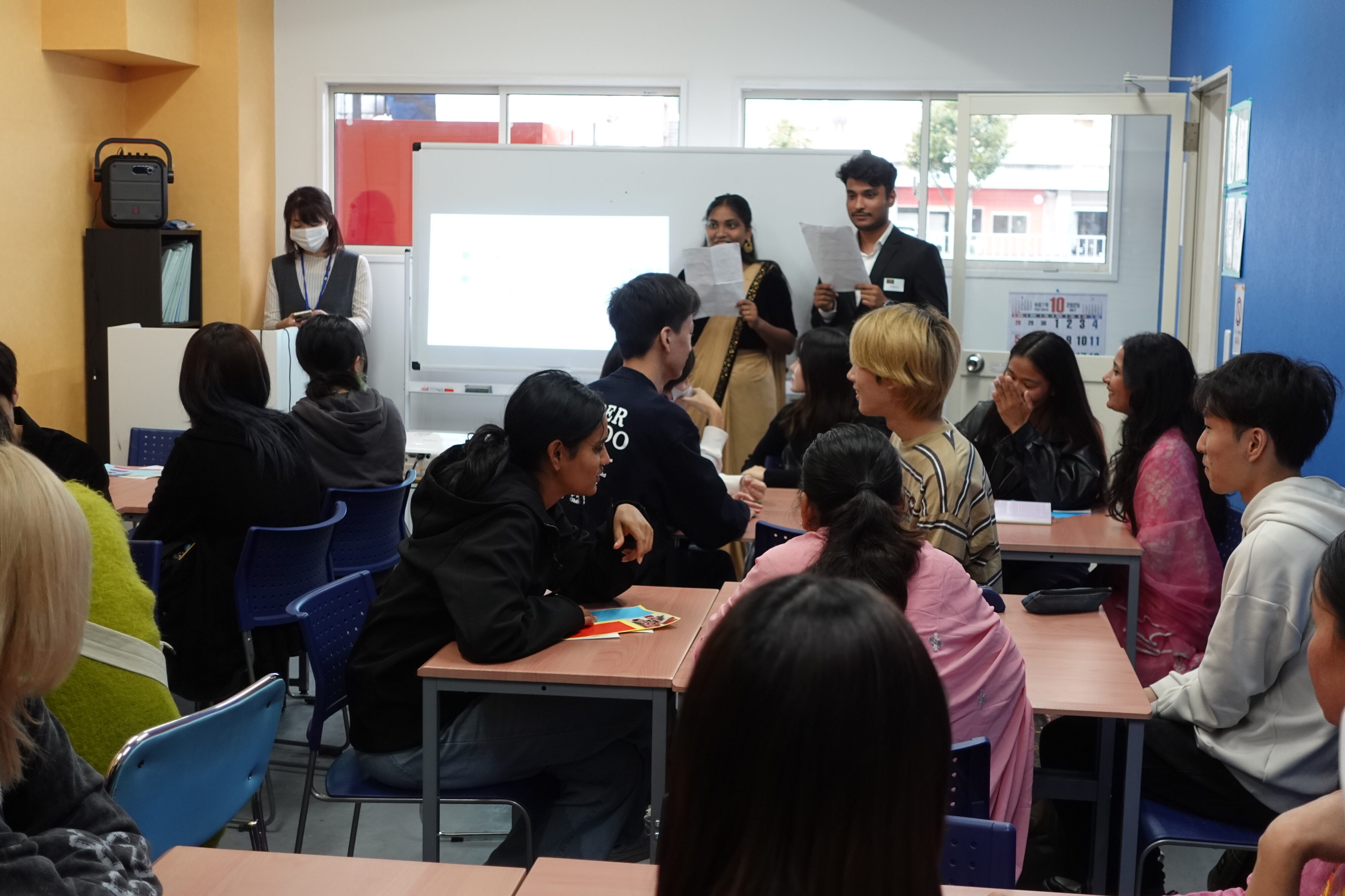 司会をする留学生