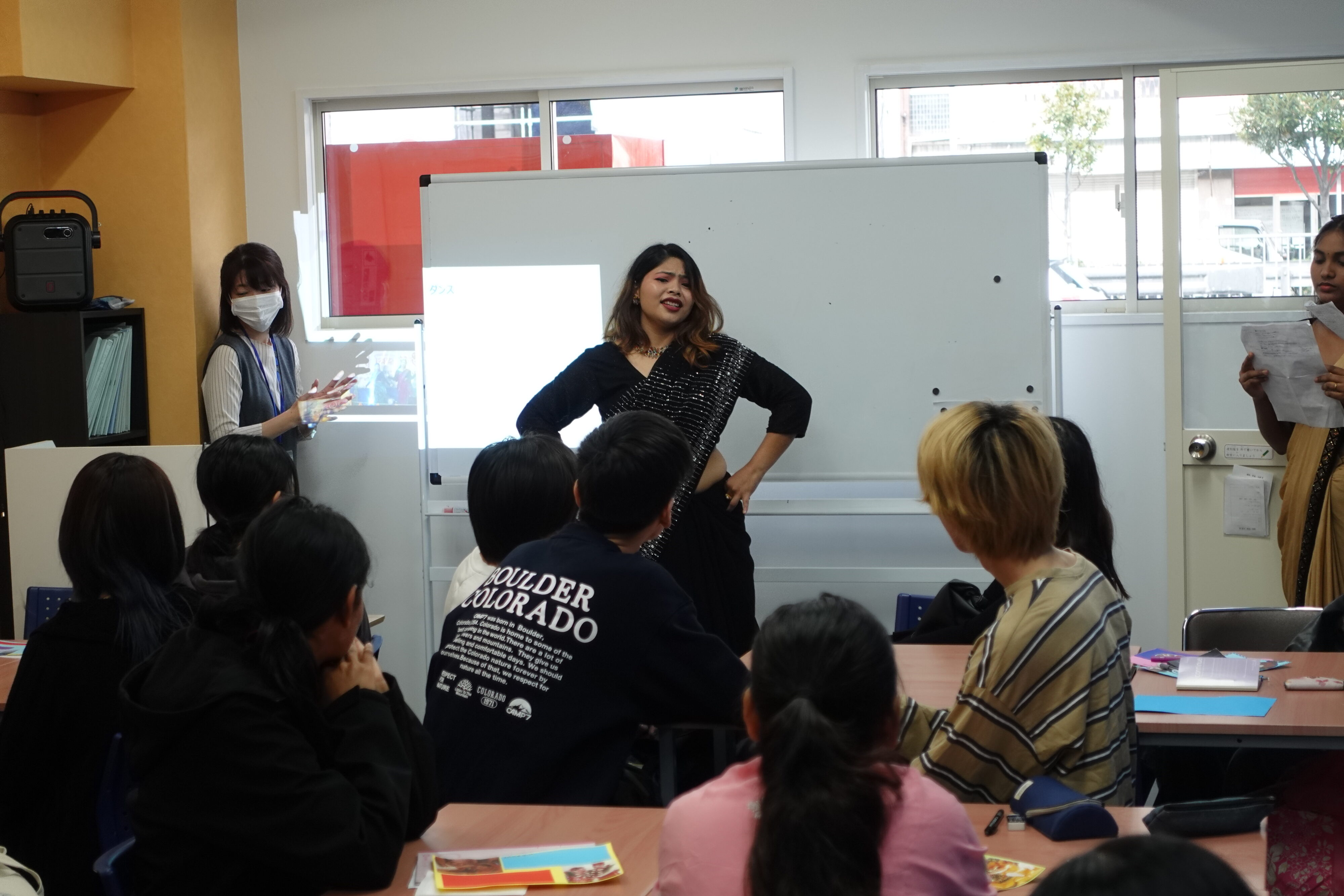 ネパールの踊りを披露る留学生