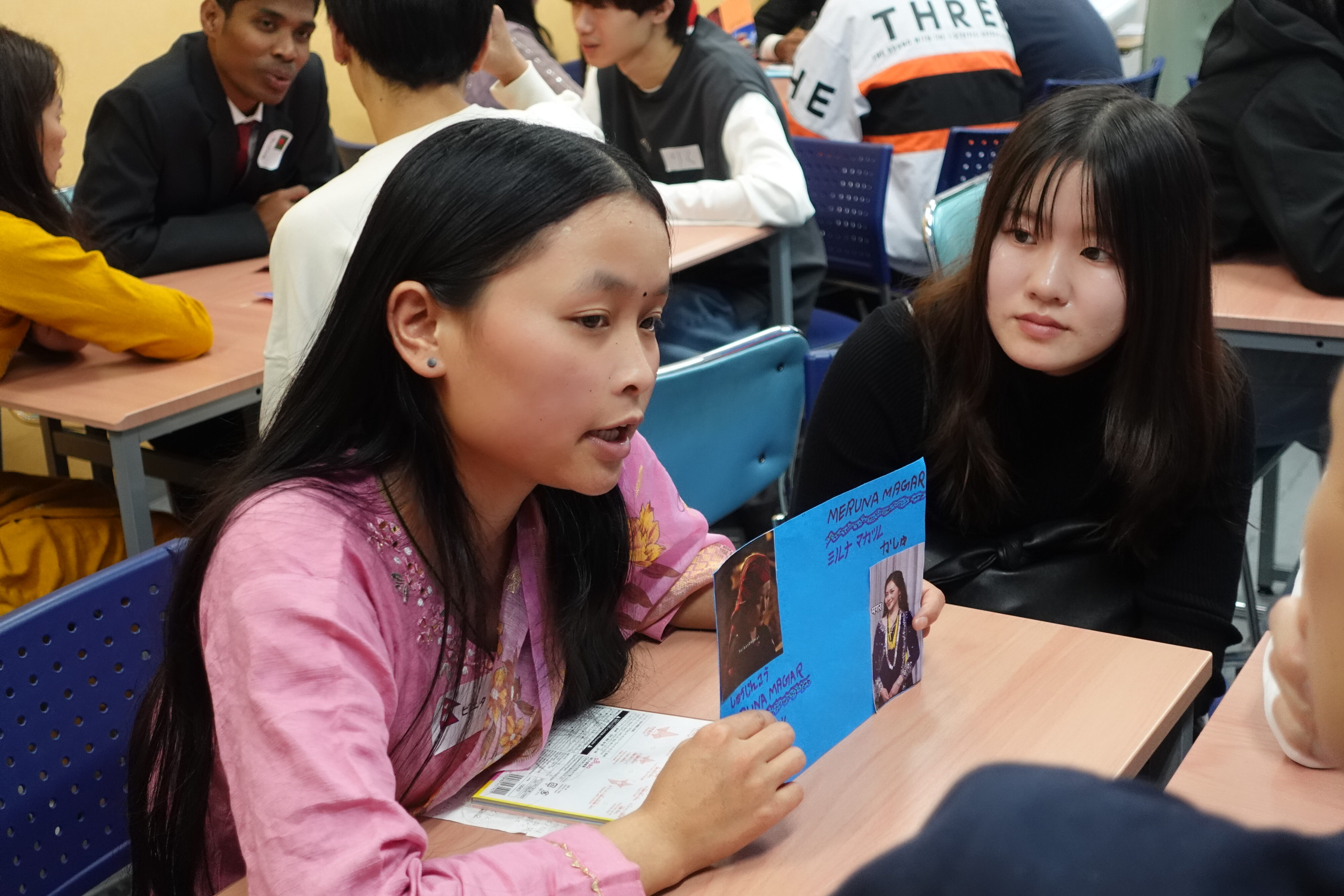 ポスター発表を聴く大学生