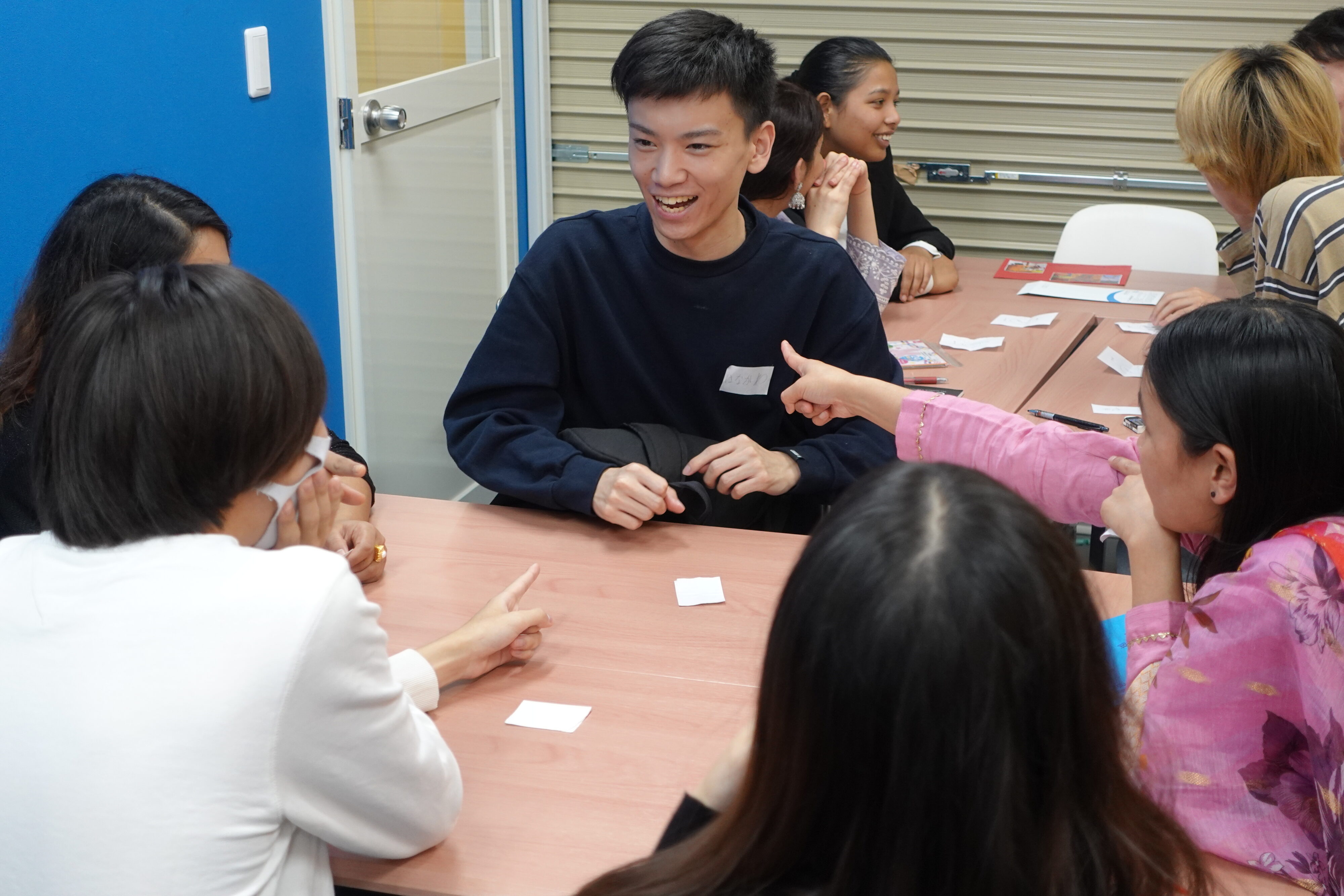 違う言葉のカードを持っていると疑われる大学生