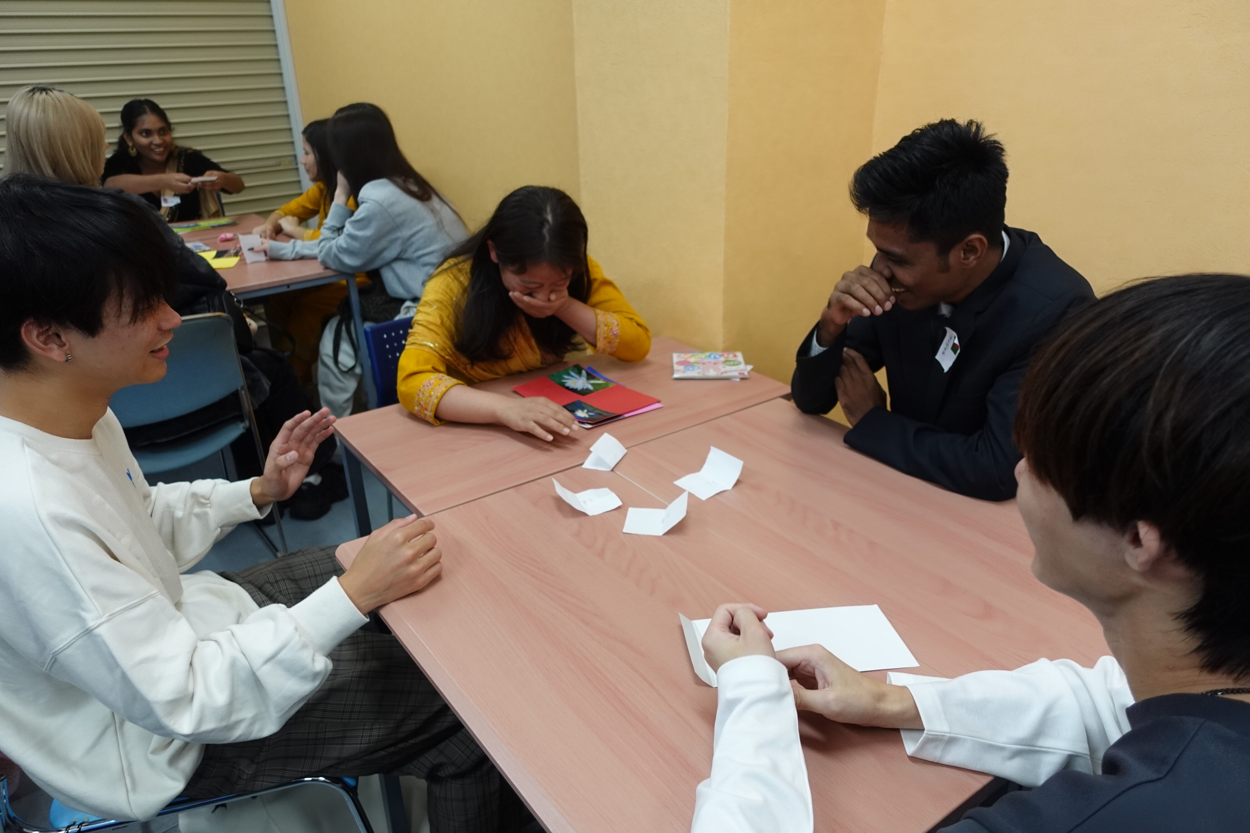 違うカードを持っていることを当てられてしまった留学生