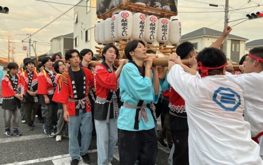 献灯屋台。昨年提灯が多数落ちたため、写真部撮影の写真を布に印刷し、化粧直しをしました。（三田牧撮影）