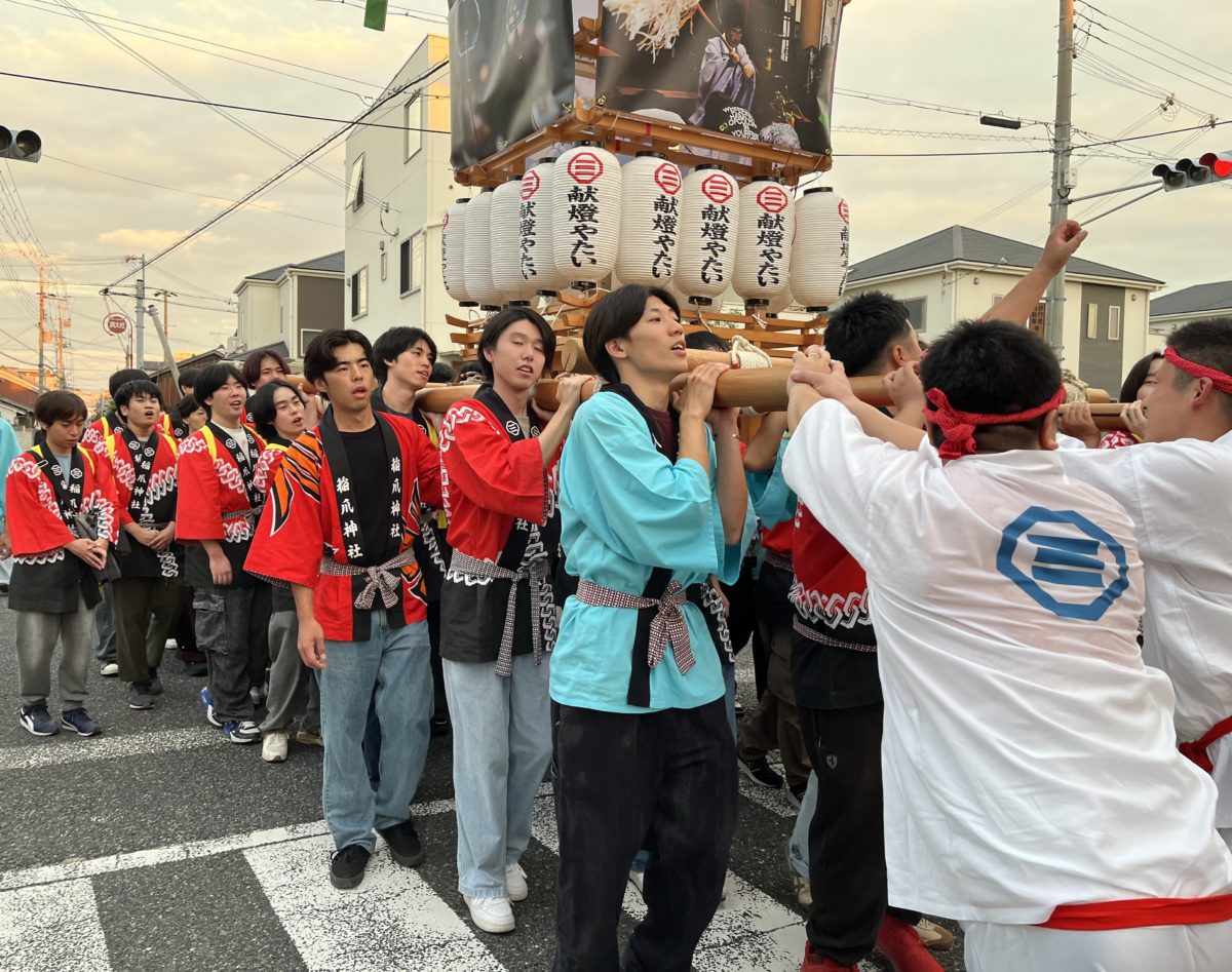 献灯屋台。昨年提灯が多数落ちたため、写真部撮影の写真を布に印刷し、化粧直しをしました。(三田牧撮影)