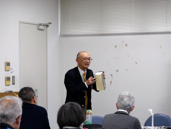 『角川地名大辞典』を紹介する矢嶋教授