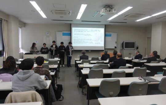 プレゼン班が全体の導入と結論部分の発表を担当しました