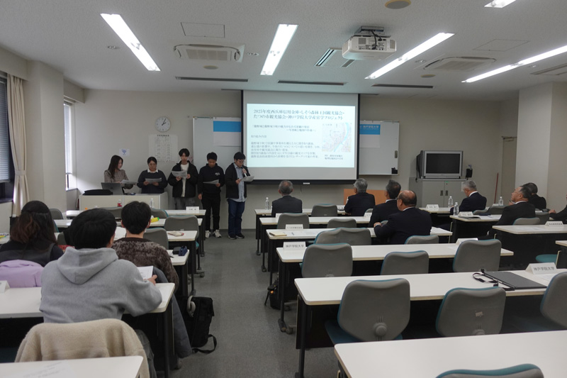 プレゼン班が全体の導入と結論部分の発表を担当しました 