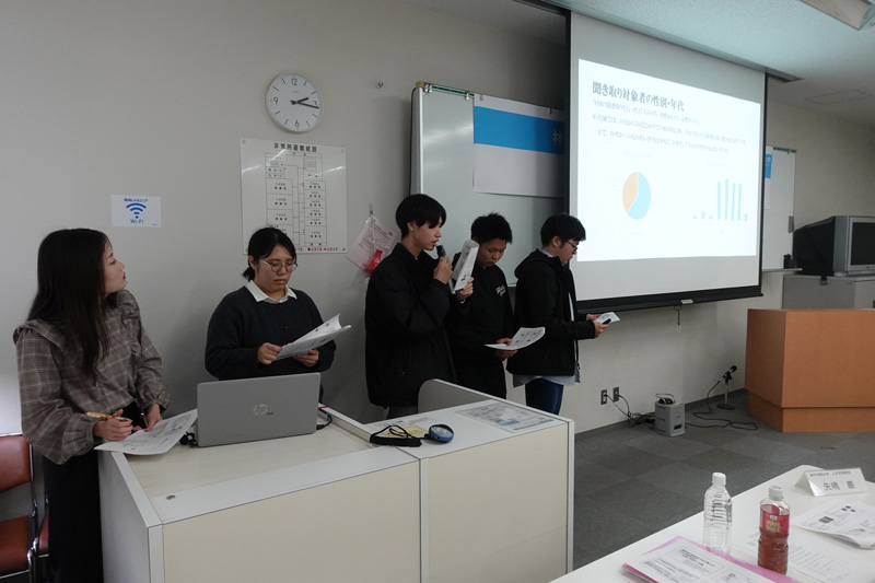 聞き取り対象となった店舗・事業所について報告するプレゼン班 