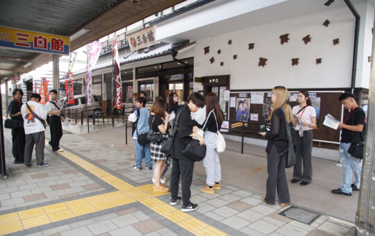 大衆演劇が上演中の本町三白館では役者の幟が立っていました