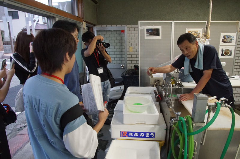 大蔵本町の老舗鮮魚店で明石産のカワハギを見せてもらいました