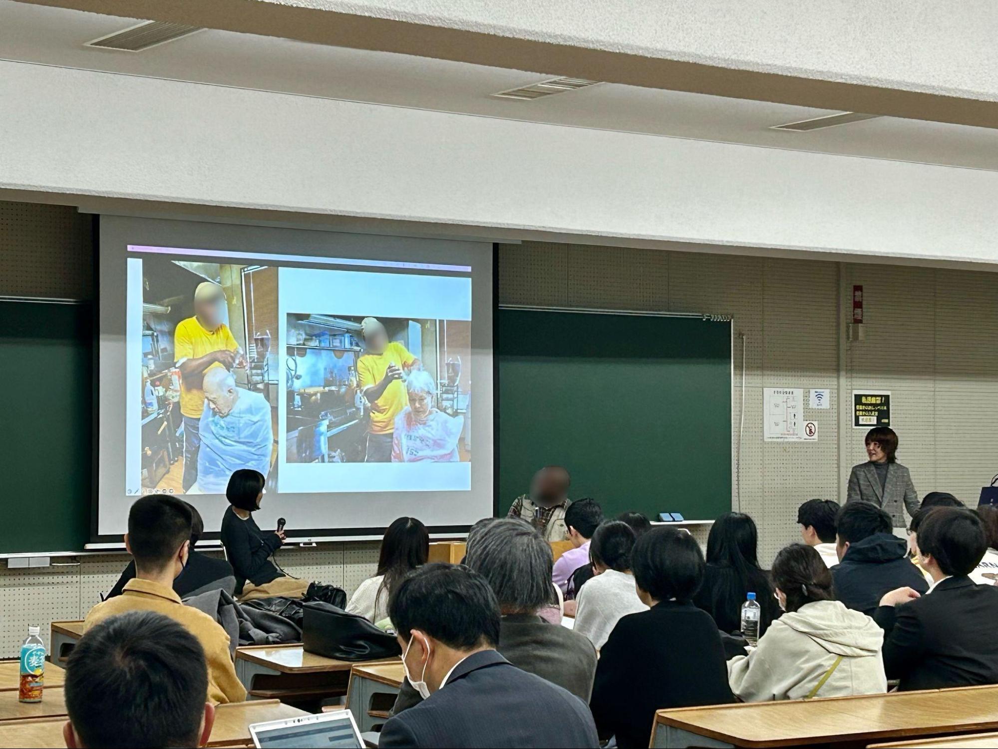 ふしみさんのご両親の散髪をしてあげていた時のことを振り返るBさん、ふしみさん